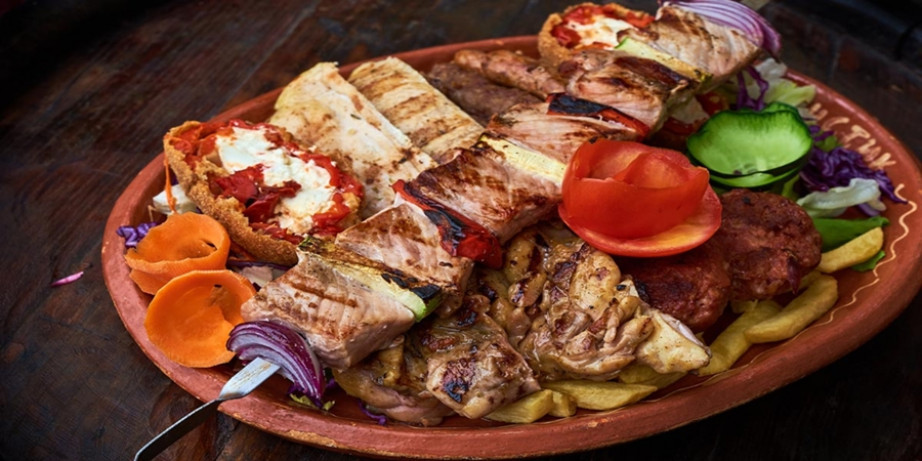 1340 din za 800g mešanog mesa sa prilogom za dvoje (pileći batak,pileći file,svinjska ve ...