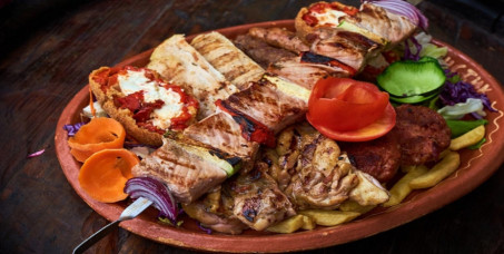 1340 din za 800g mešanog mesa sa prilogom za dvoje (pileći batak,pileći file,svinjska vešalica,ćevapi,kobasica) + dve supe + dva deserta (čokoladni kolač/ tulumbe/pita sa jabukama)-Konoba!
