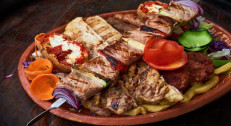 1340 din za 800g mešanog mesa sa prilogom za dvoje (pileći batak,pileći file,svinjska vešalica,ćevapi,kobasica) + dve supe + dva deserta (čokoladni kolač/ tulumbe/pita sa jabukama)-Konoba!