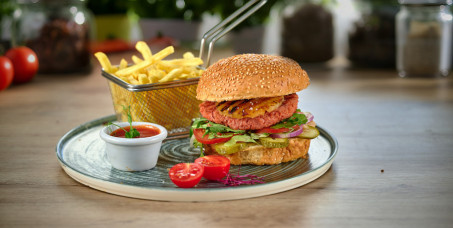 1295 din za dva burgera po izboru ili dve tortilje (Cheeseburger ili Double Burger, piletina ili biftek tortilja) na splavu VIVA na Savskom keju!