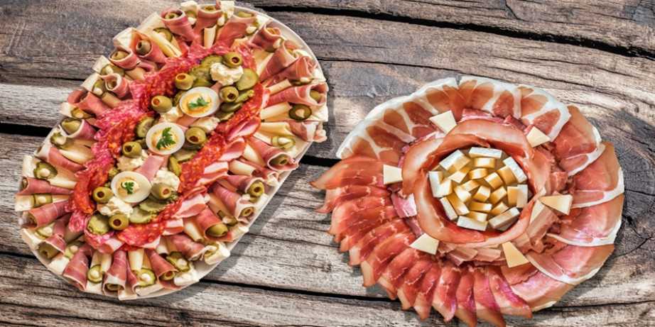 1900 din za ručak za dvoje - bogato predjelo (4 vrste prsute,sir,masline) + 2 teleće č ...