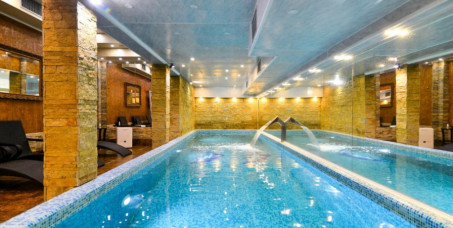 15295 din za noćenje sa polupansionom za dve osobe + vino + korpa sa voćem + korišćenje bazena, đakuzija i saune u hotelu PREMIER PREZIDENT 5* u Sremskim Karlovcima!