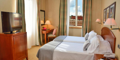 42490 din za dva noćenja sa doručkom za dvoje u standardnoj dvokrevetnoj sobi tokom visoke sezone u LH Hotel Lloyd u Rimu!