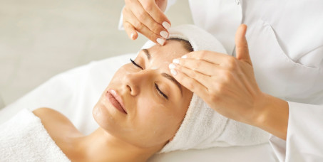 3490 din za ultrazvučno či&scaron;ćenje lica + gratis depilacija nausnica i masaža lica (75 min) u salonu QUINCE na Zvezdari!