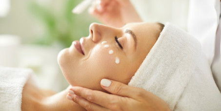 1250 din za biolo&scaron;ki tretman lica + gratis depilacija nausnica (60 min) u salonu QUINCE na Zvezdari!