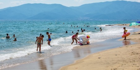 790 din za popust na letovanje u Nea Vrasni 02.06. (10 noći + bus) za 107&euro;!