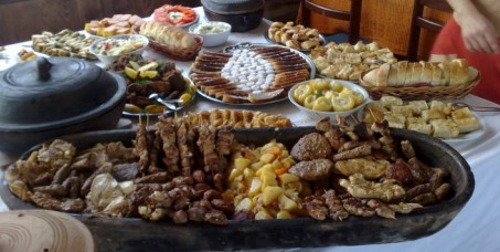 2550 din za ručak (čorba,glavno jelo sa dnevnog menija ili ro&scaron;tilj,salata,hleb,desert) + jahanje konja sa instruktorom u restoranu 100 TOPOLA na Ergeli Bata Crepaja!