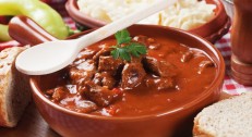 1500 din za banatski ručak (gula&scaron; sa prilogom ili pasulj sa mesom, hleb + desert) u restoranu 100 TOPOLA na Ergeli Bata Crepaja!