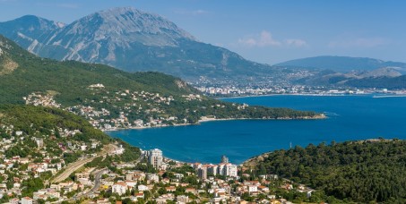 2390 din za popust na letovanje u Vili Akustik u Sutomoru (7 punih pansiona u Konobi Akustik) za 250&euro;! Za termin 30.05. gratis vikend!